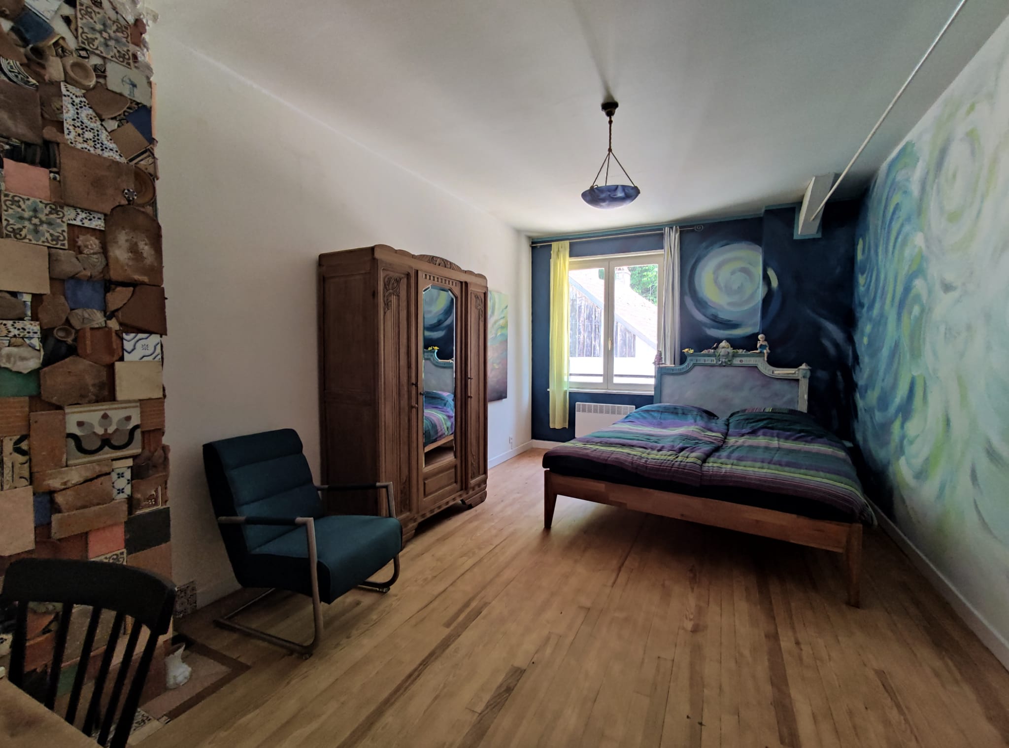 Appartement te huur met een rustige en artistieke slaapkamer in met houten meubels en een schilderachtig uitzicht, perfect voor rustzoekers in een bosrijke omgeving in de Lage Vogezen, Frankrijk.