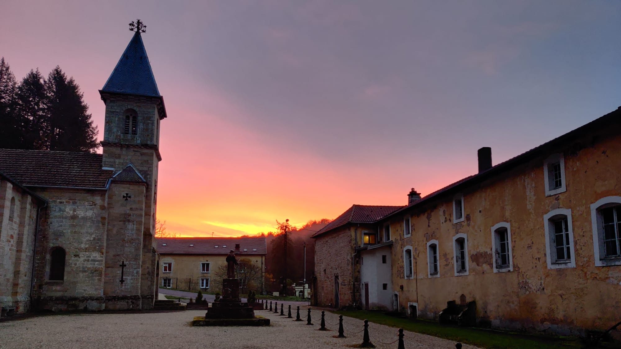 komt tot rust met de zonsondergang bij mooie accomodatie in voormalig klooster in frankrijk