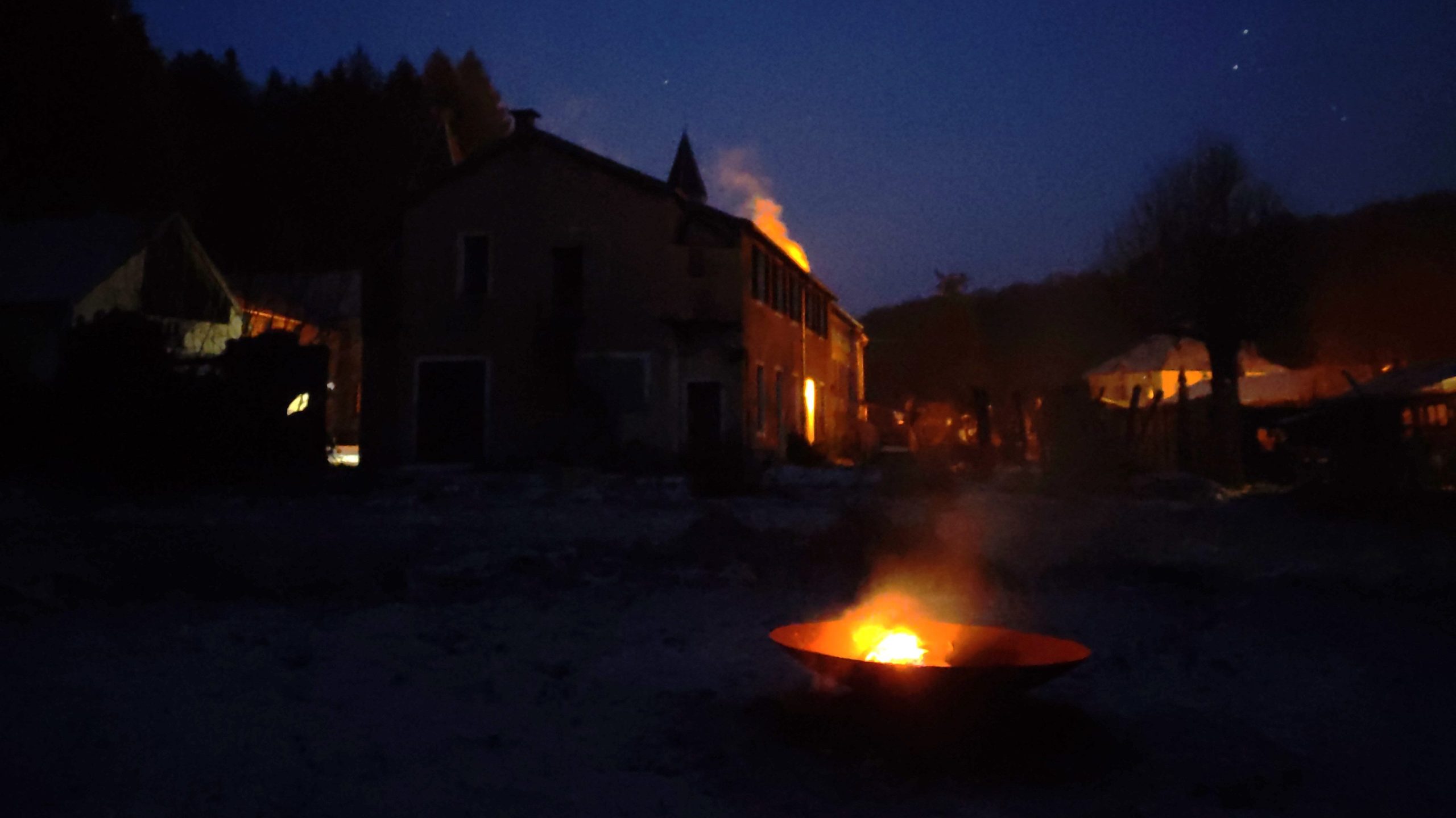 kampvuur stoken op vakantie bij rustige accomodatie in de natuur in frankrijk