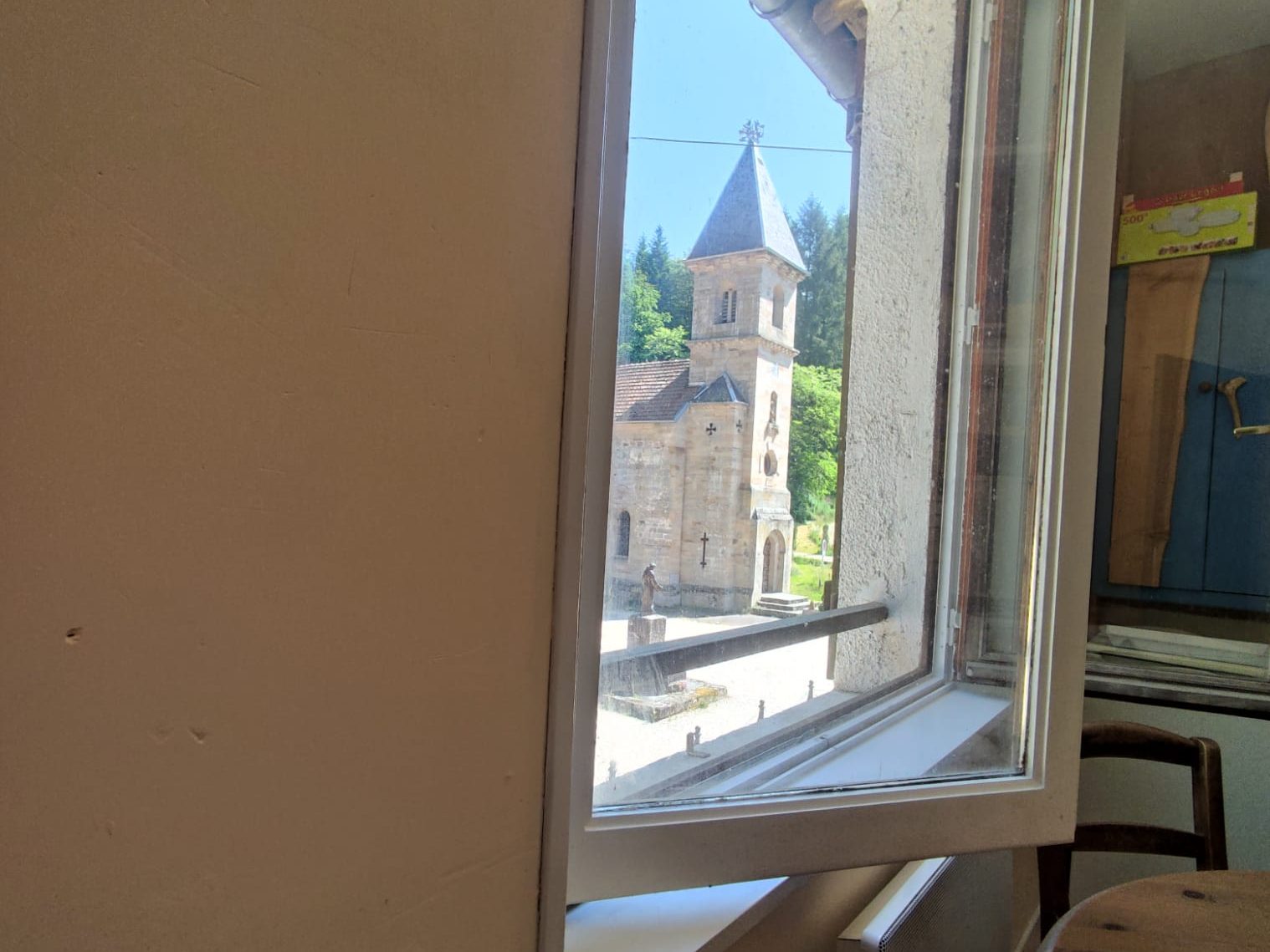 Schilderachtig uitzicht op oude kerk vanuit bijzondere accomodatie met atelier frankrijk midden in de natuur